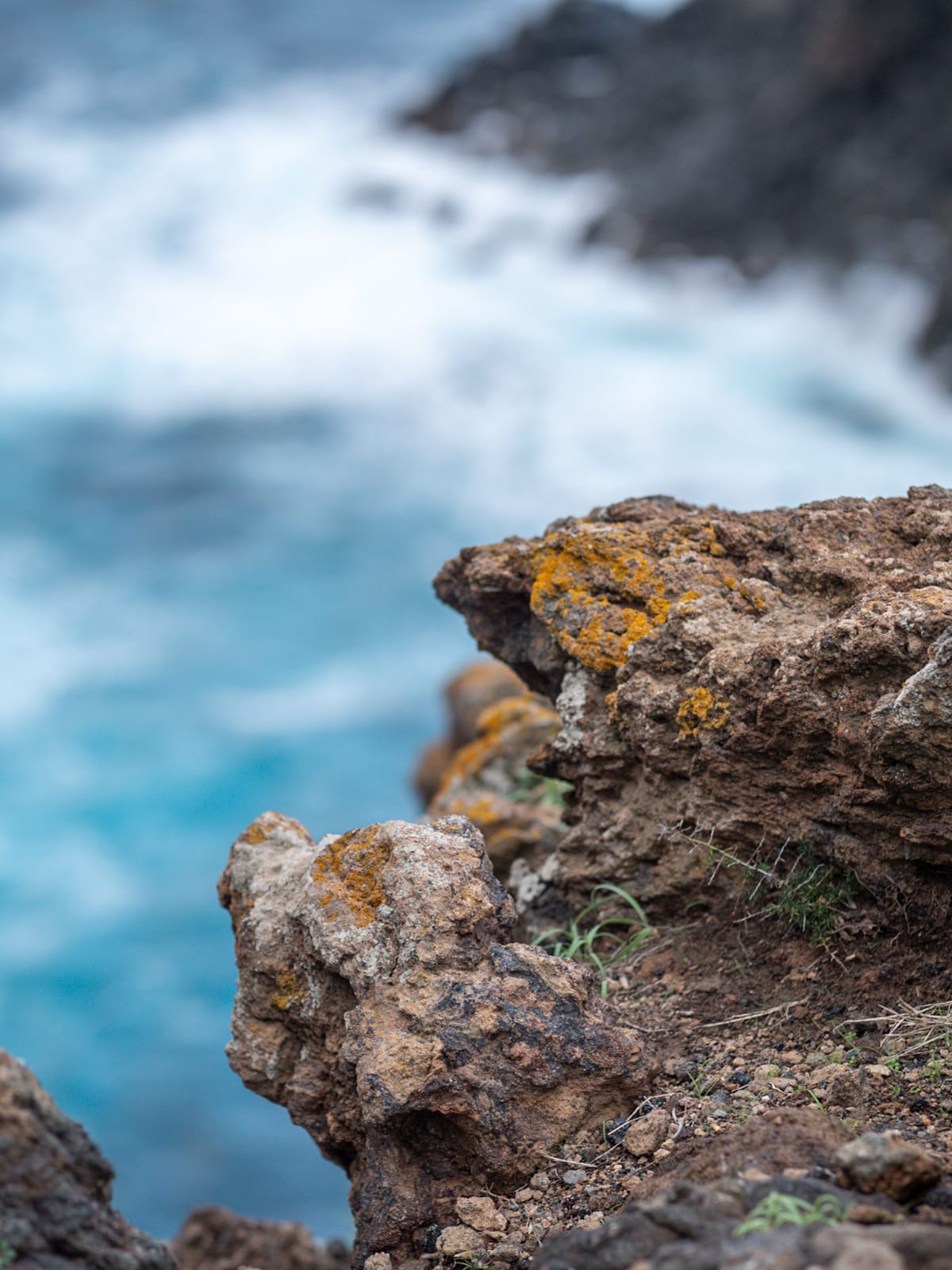 Aromi del Vento - Pantelleria -scogliera di Pantelleria con mare agitato in sfondo